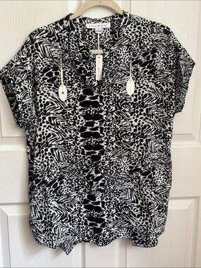 New Loyal Hana Black & White Mixed Animal Print Blouse breastfeeding size Medium